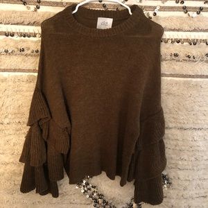 Olive sweater with ruffles sleeves